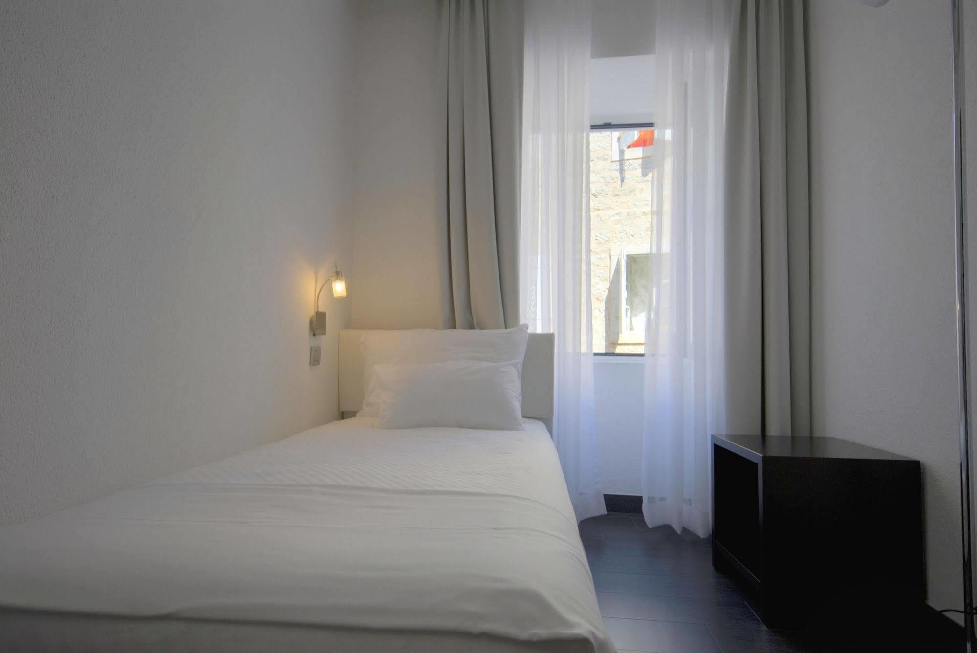 בודווה Hotel Astoria מראה חיצוני תמונה
